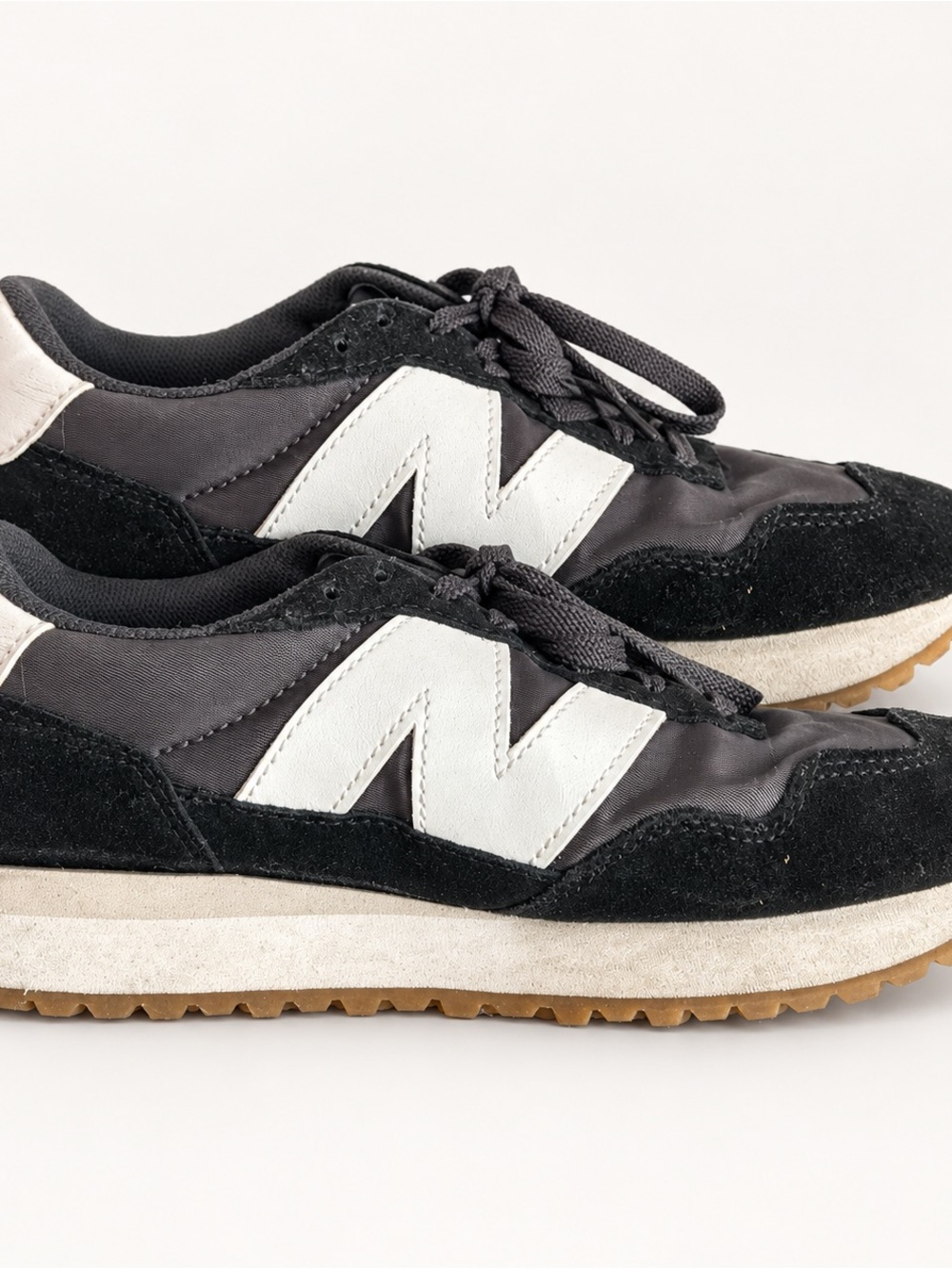 New Balance Women’s Black and White Retro-Inspired Sneakers SZ 8